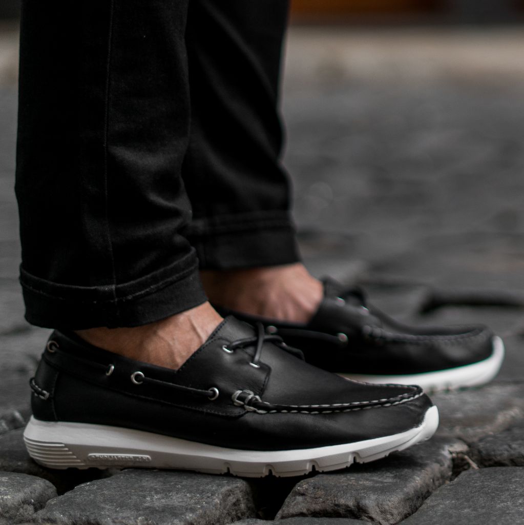 W Handsewn Runner | Black