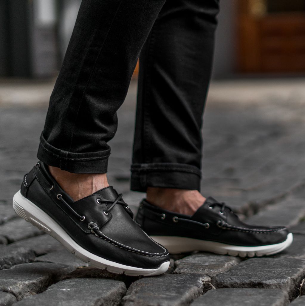 W Handsewn Runner | Black